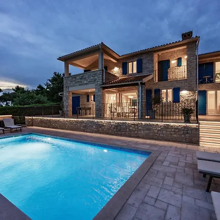Sterpazzi Near Porec With Heated Private Pool, Sea View, Jacuzzi And Sauna Вилла Вишнян