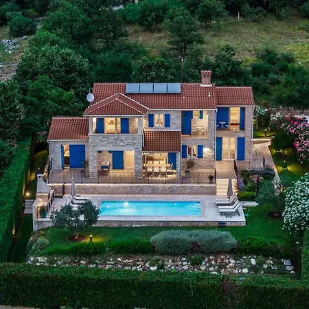 Sterpazzi Near Porec With Heated Private Pool, Sea View, Jacuzzi And Sauna Vila