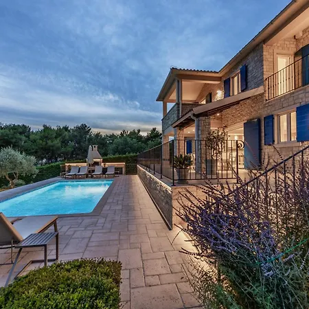 Вилла Sterpazzi Near Porec With Heated Private Pool, Sea View, Jacuzzi And Sauna Вишнян