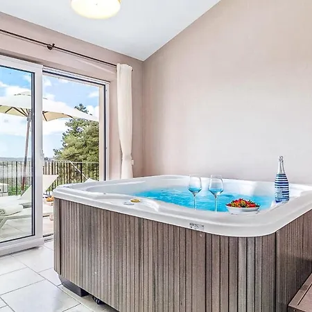 Sterpazzi Near Porec With Heated Private Pool, Sea View, Jacuzzi And Sauna Вишнян
