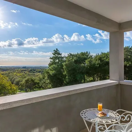 Вилла Sterpazzi Near Porec With Heated Private Pool, Sea View, Jacuzzi And Sauna Вишнян