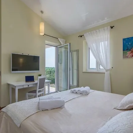 Sterpazzi Near Porec With Heated Private Pool, Sea View, Jacuzzi And Sauna Вишнян