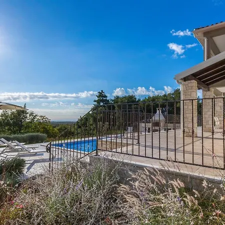 Sterpazzi Near Porec With Heated Private Pool, Sea View, Jacuzzi And Sauna Вилла *